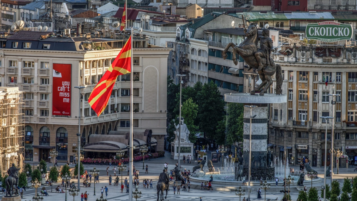 Das Zentrum der nordmazedonischen Hauptstadt Skopje: Alexander der Große erinnert zu Pferde an den Streit mit Griechenland um sein antikes Erbe.