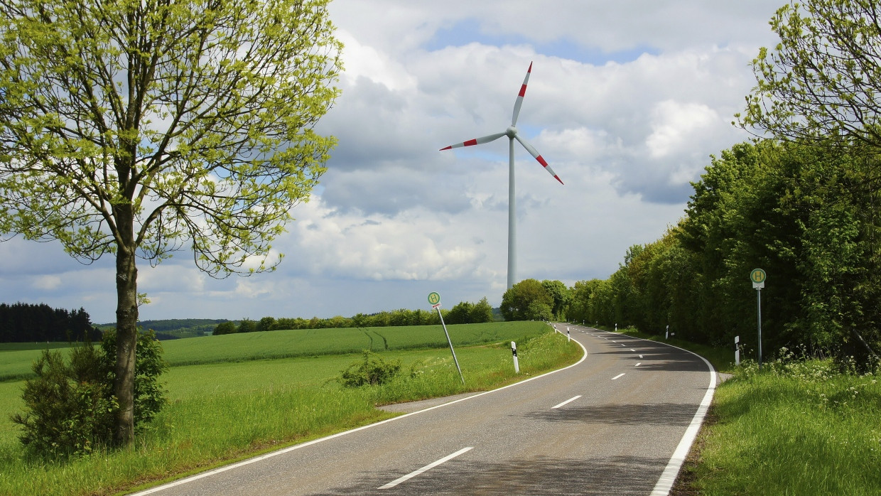 Im Rhein-Hunsrück-Kreis gab es gegen die mehr als 270 Windräder wenig Protest. Da sie überwiegend auf kommunalem Grund stehen, werden die Pachteinnahmen an die Bürger weitergegeben.