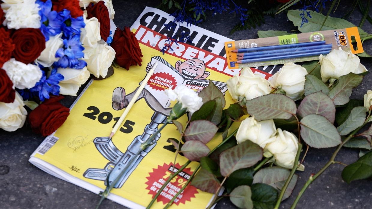 Eine Spezialedition von „Charlie Hebdo“ erinnert vor den Räumen der Satirezeitschrift an das Massaker, das zehn Jahre zuvor an dessen Redakteuren verübt worden war.