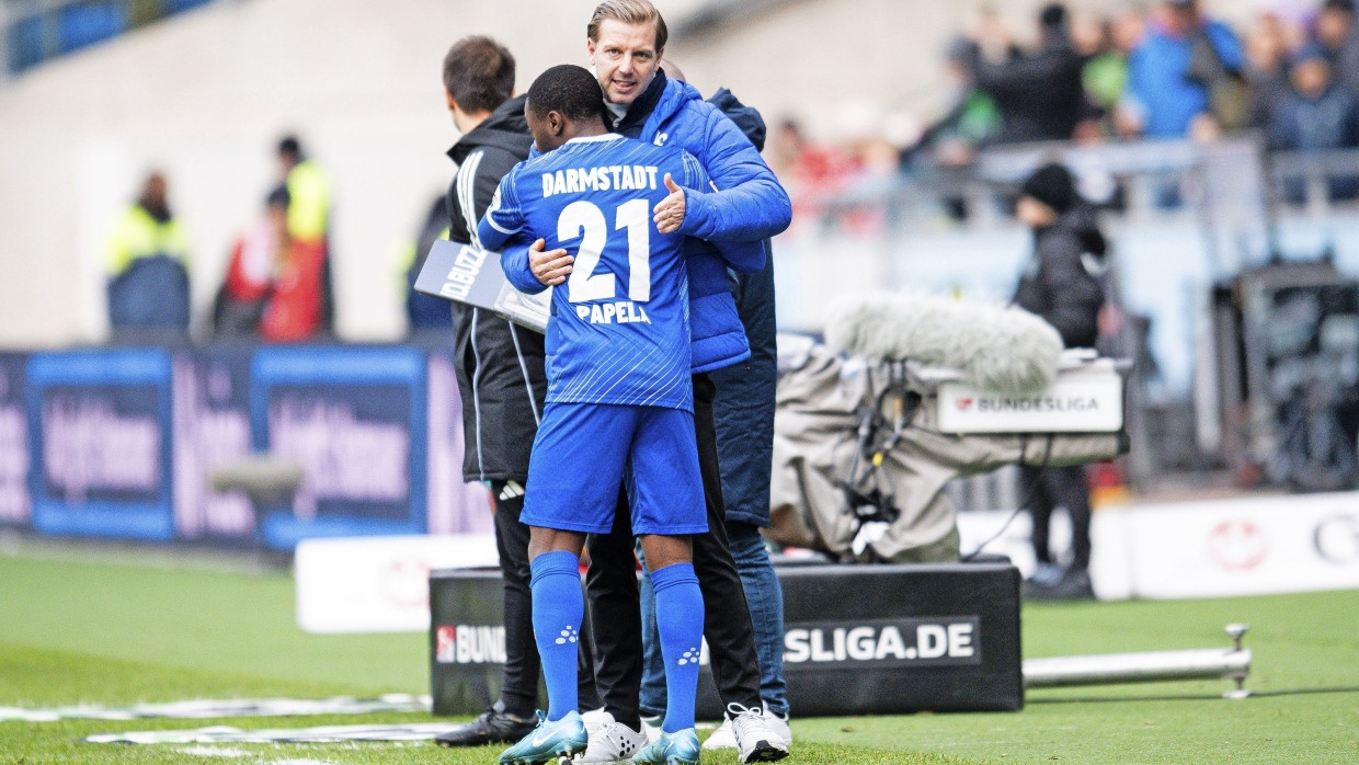 Fußball mit Herz, Verstand und Erfolg: Trainer Florian Kohfeldt umarmt seinen Darmstädter Spieler Merveille Papela.