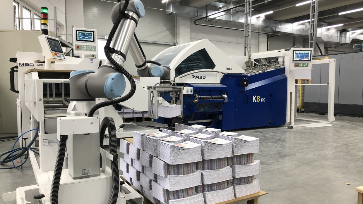 Cobots in der Druckerei Geiselberger in Altötting hieven schwere Pakete auf Paletten. Die Drucker nennen sie liebevoll Max und Moritz.