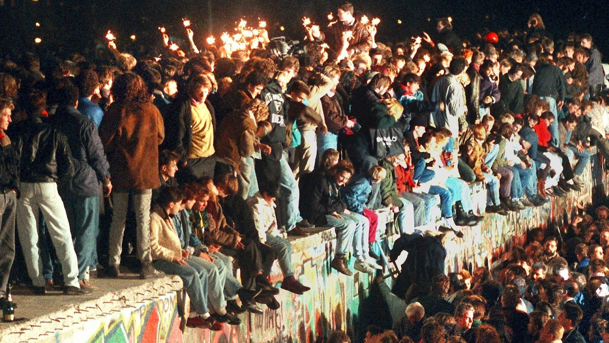 Da war die Freude groß: Jubelnde Menschen sitzen mit Wunderkerzen auf der Berliner Mauer am 11.11.1989.