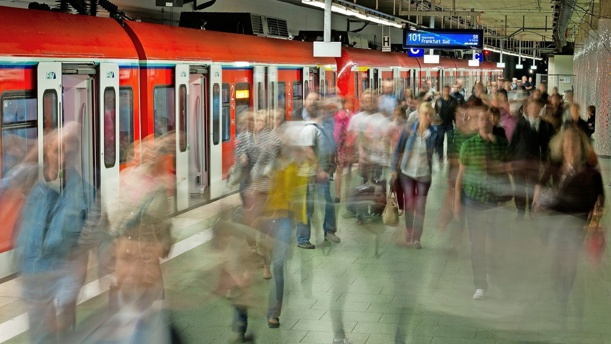 Szene mit S-Bahn in Frankfurt