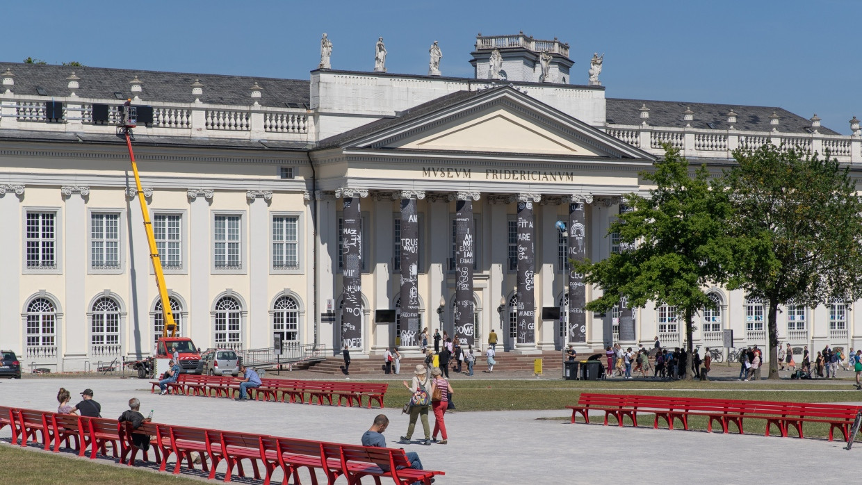 Blick auf das Fridericianum mit dem Friedrichsplatz im Jahr 2022