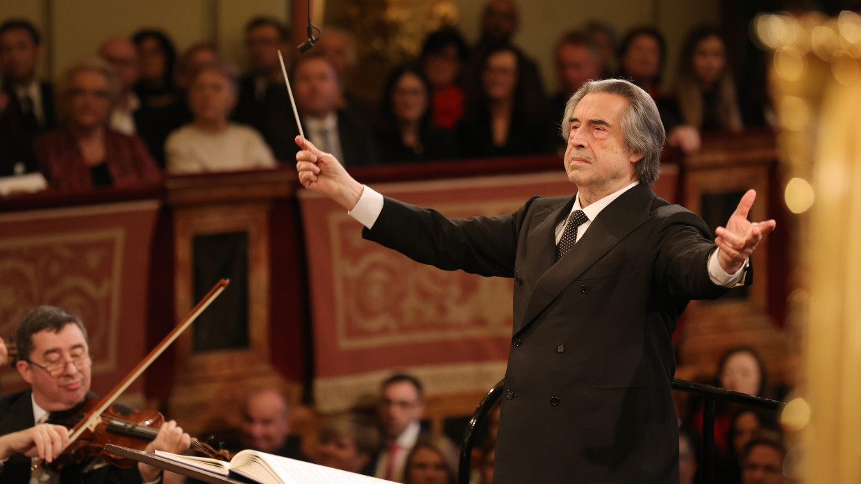 Riccardo Muti dirigiert die Wiener Philharmoniker im Goldenen Saal des Musikvereins in Wien.