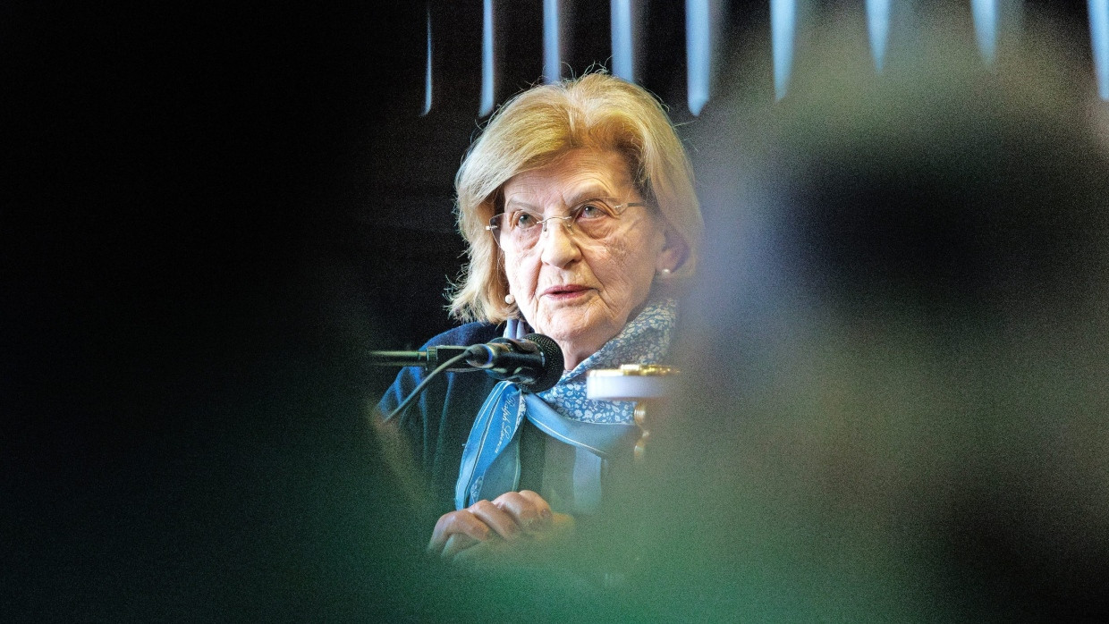 Sprechen über den Holocaust: Eva Szepesi in der Aula des Frankfurter Lessing-Gymnasiums