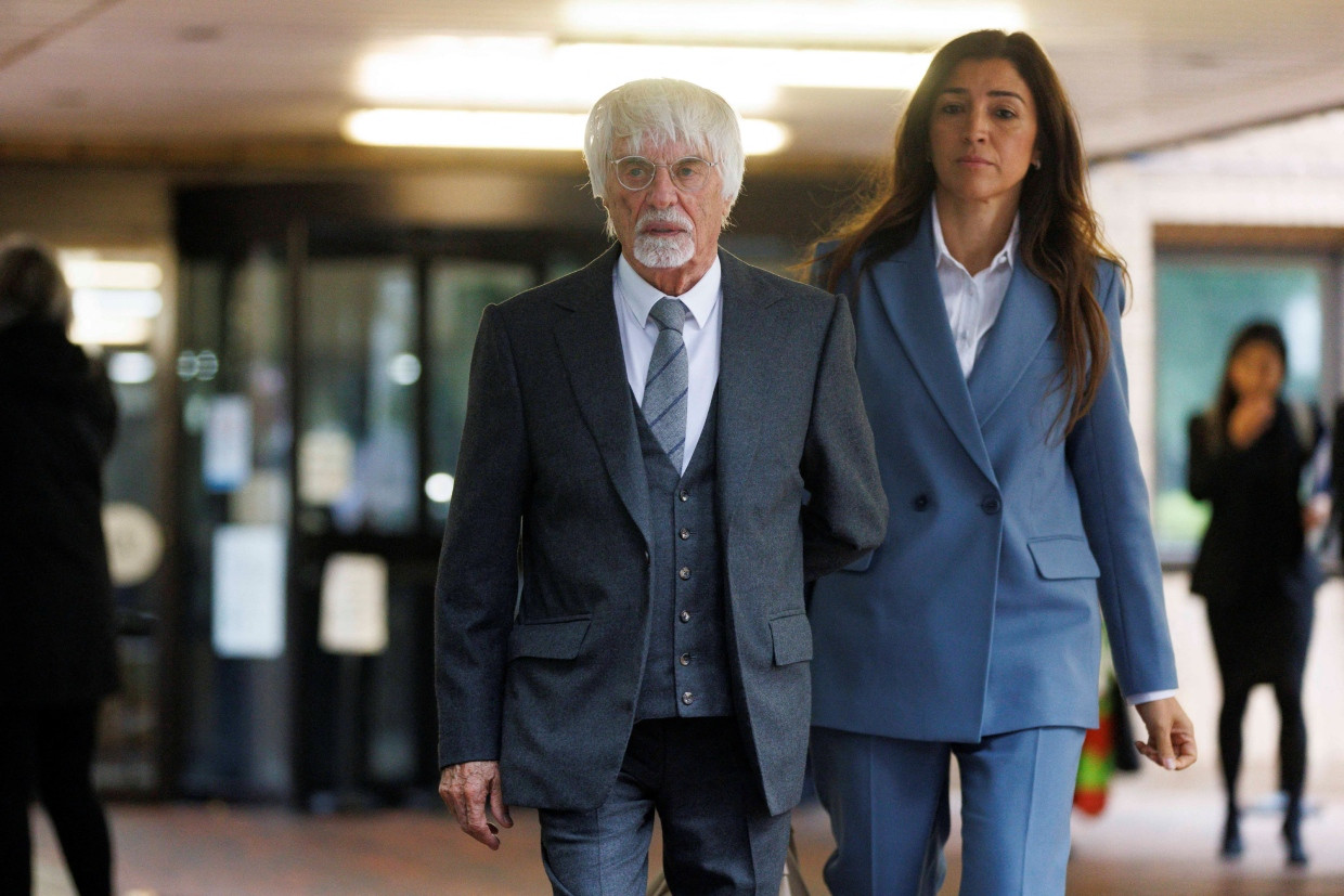 17 Monate auf Bewährung und eine sehr hohe Steuernachzahlung: Bernie Ecclestone verlässt das Gericht in Begleitung seiner Ehefrau Fabiana Flosi.