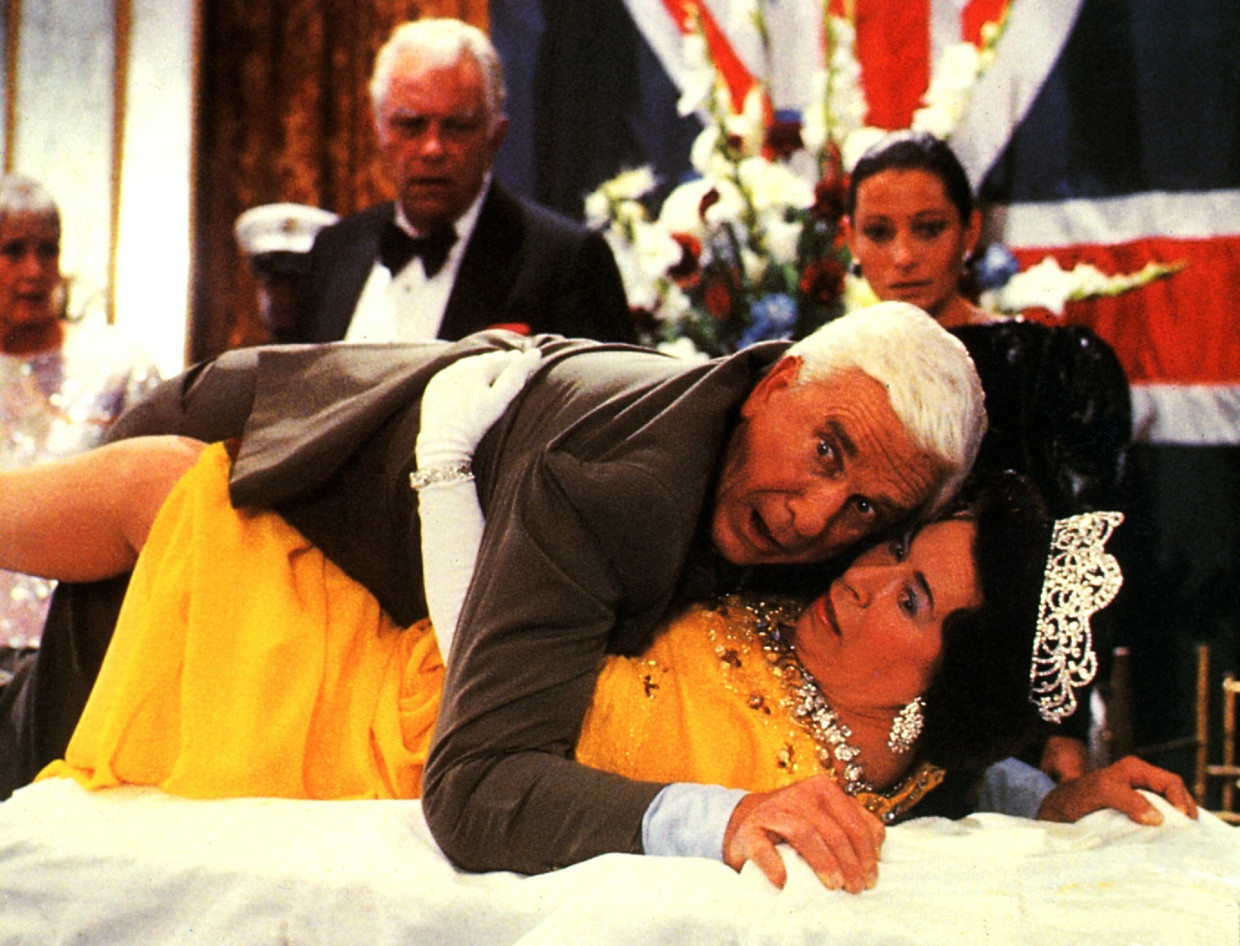 Leslie Nielsen und Jeanette Charles in „Die nackte Kanone“ (1988), wozu Jim Abrahams das Drehbuch schrieb.