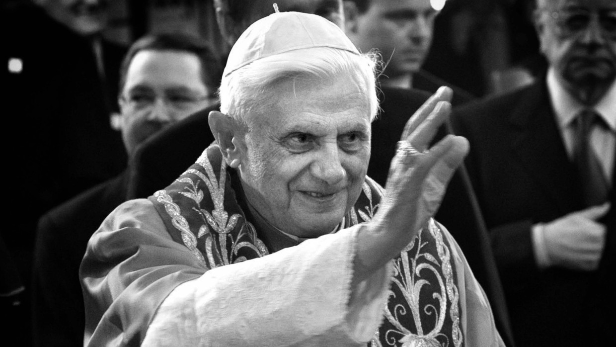 Während seines Deutschland-Besuchs im September 2006 weihte Papst Benedikt XVI. in der Stiftskirche und Basilika Unserer Lieben Frau zur Alten Kapelle in Regensburg eine neue Orgel.