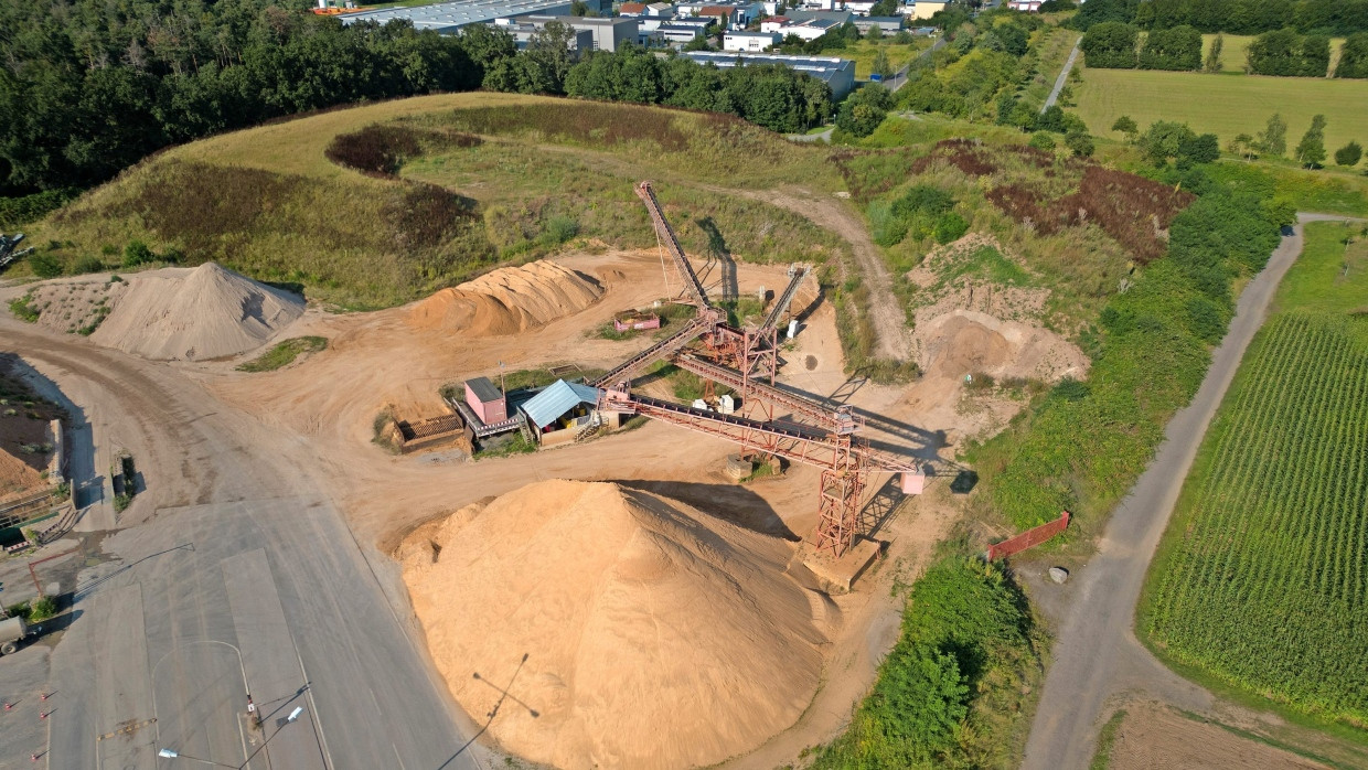 Umstritten: Der Abbau von Quarzsand in der Nähe von Schaafheim soll deutlich ausgeweitet werden.