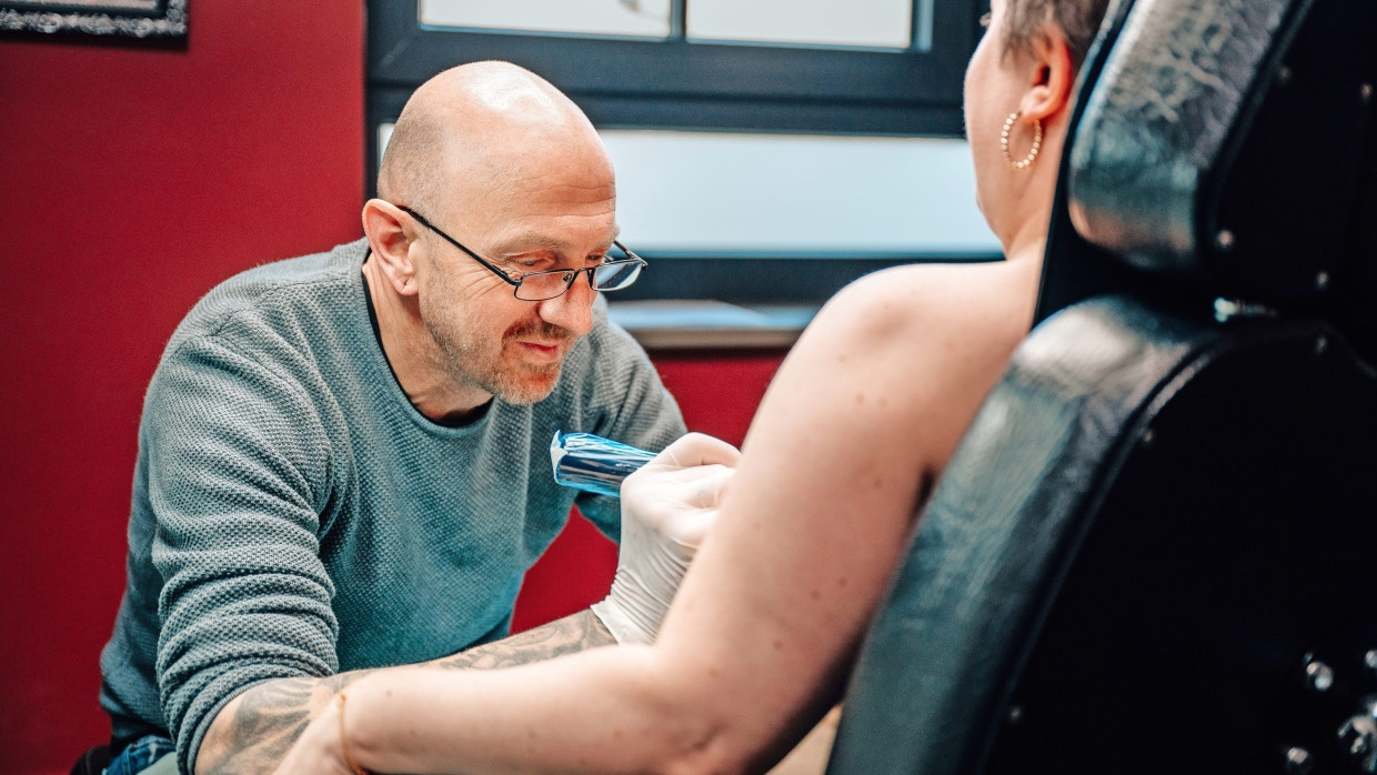 Andy Engel hat sich auf medizinische Tattoos spezialisiert.