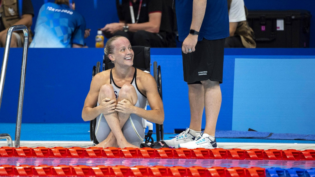 Die Amerikanerin Mallory Weggemann freut sich über ihre Goldmedaille im Rückenschwimmen über 100 Meter.