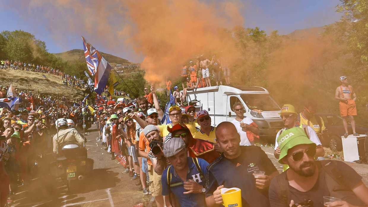 Mythos Alpe d’Huez: Orangene Rauchschwaden in der holländischen Kurve