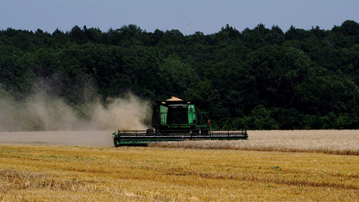 Ein charakteristischer grüner Mähdrescher der Marke John Deere