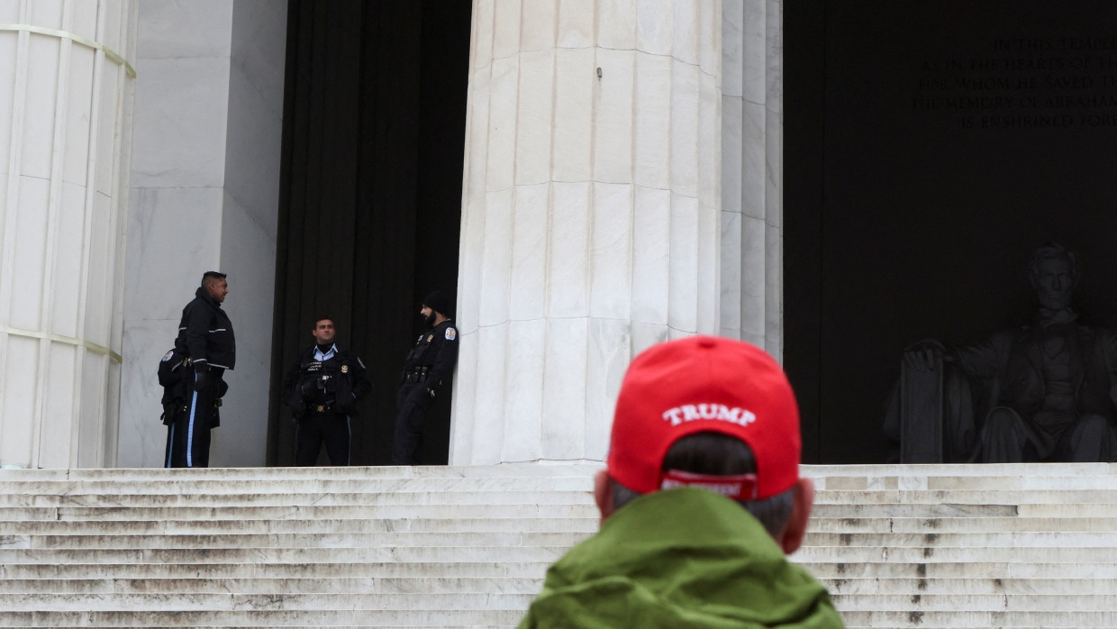 Ein Trump-Unterstützer blickt auf das Lincoln Memorial, 18.1.2025.