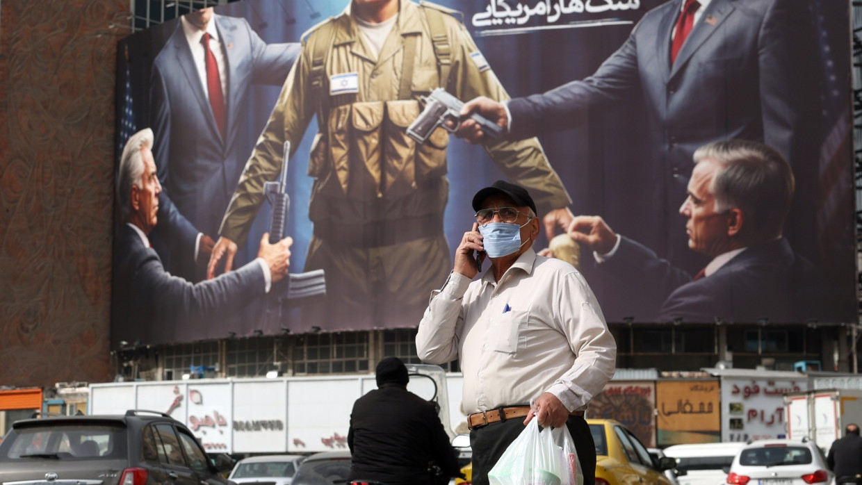 In Teheran hängt ein großes anti-israelisches Plakat an einer Straßenkreuzung.