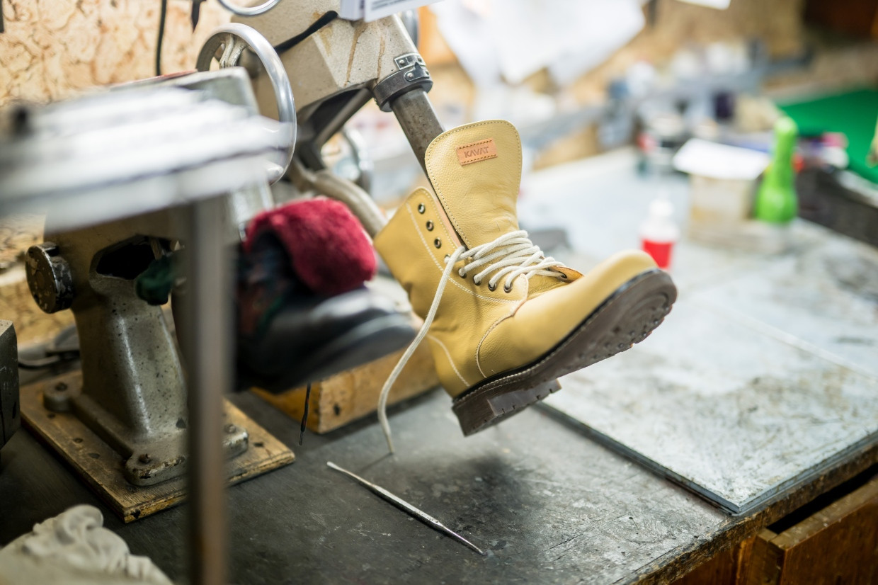 Stiefel zu klein? Mit der Dehnmaschine kann der Schumacher um die zwei Zentimeter in der Weite herausholen.