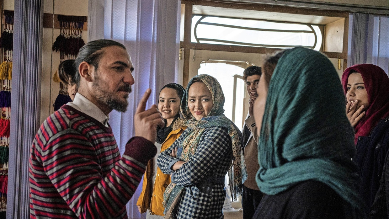 Noch in Kabul: Hamed Valy vor zwei Jahren mit einigen Models seiner Agentur Modelstan, der ersten in Afghanistan.