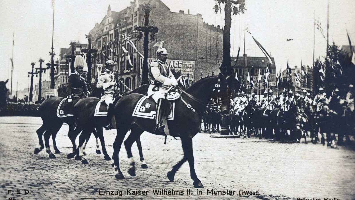 Kaiser Wilhelm II. hatte an der Universität Bonn studiert. Damit die preußische Provinz Westfalen sich nicht mehr abgehängt fühlte, stiftete er 1902 eine Universität in Münster. Fünf Jahre später besuchte er die Stadt. Studentenproteste blieben aus, vielleicht auch wegen zu großen Abstands. Eine Postkarte verewigte das Ereignis.