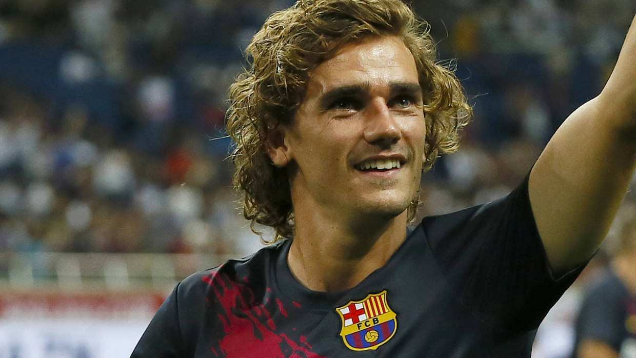 Antoine Griezmann winkt nach seinem ersten Spiel für den FC Barcelona ins Publikum.