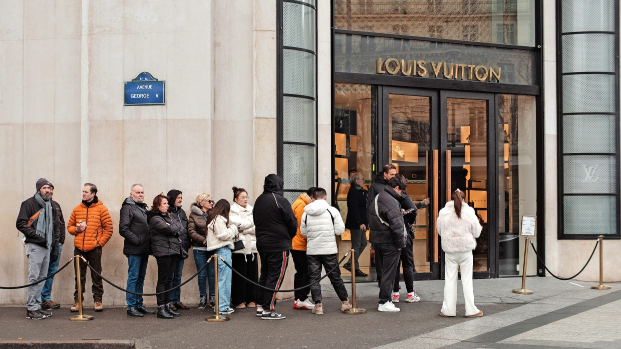 Schlangestehen für ein wenig Luxus: ein Geschäft von Louis Vuitton in Paris