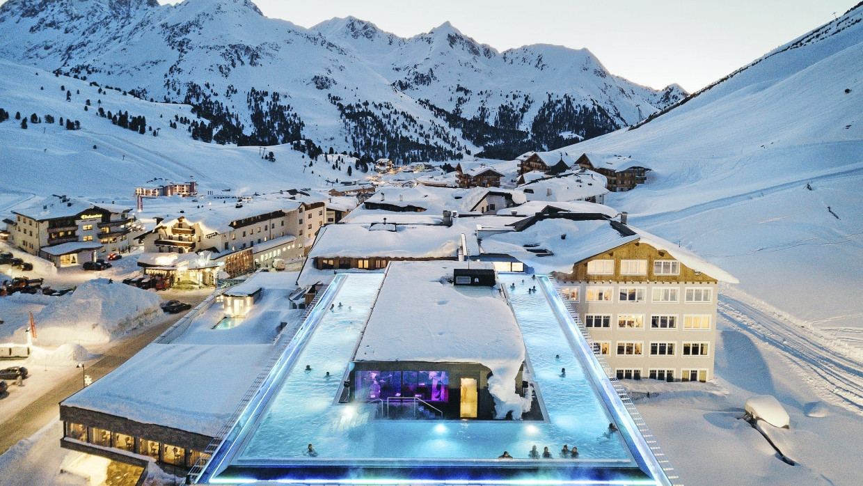 Mitten im Retortendorf Kühtai: Der Dachpool auf dem Mooshaus.