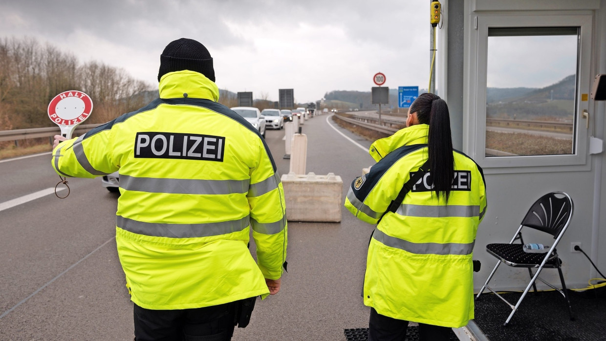 Aufwendig: Grenzkontrollen auf der A 8