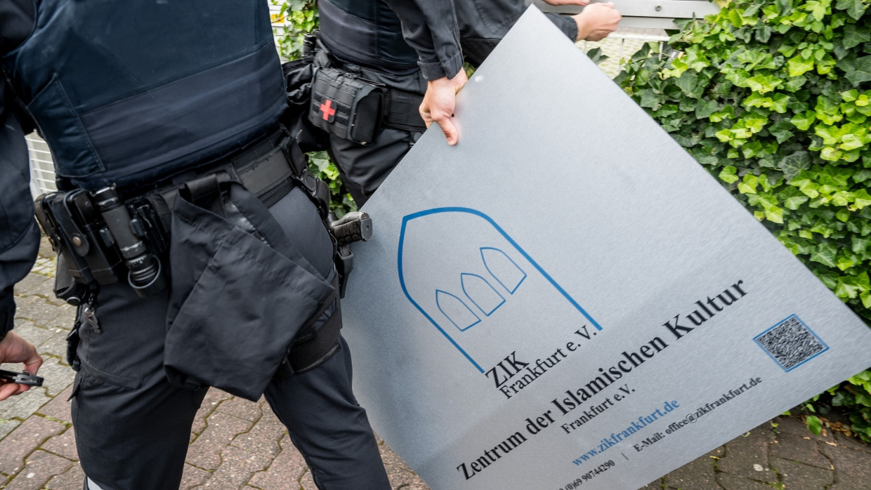 Demontiert und Beschlagnahmt: Das Schild am Eingang des Zentrum der Islamischen Kultur Frankfurt e.V. ZIK