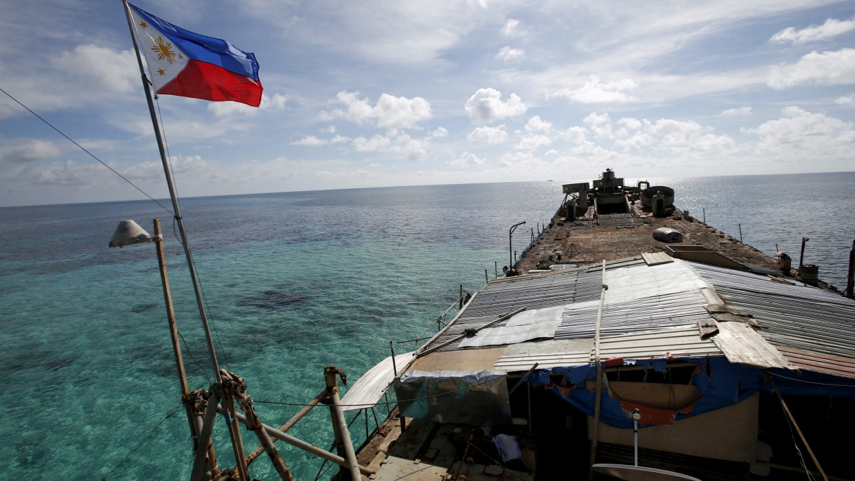 Eine philippinische Flagge weht auf einem Schiff der philippinischen Marine im Südchinesischen Meer.