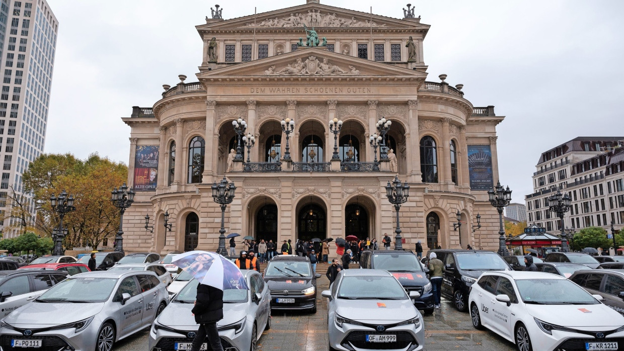 Nicht zu übersehen: die protestierenden Fahrer.