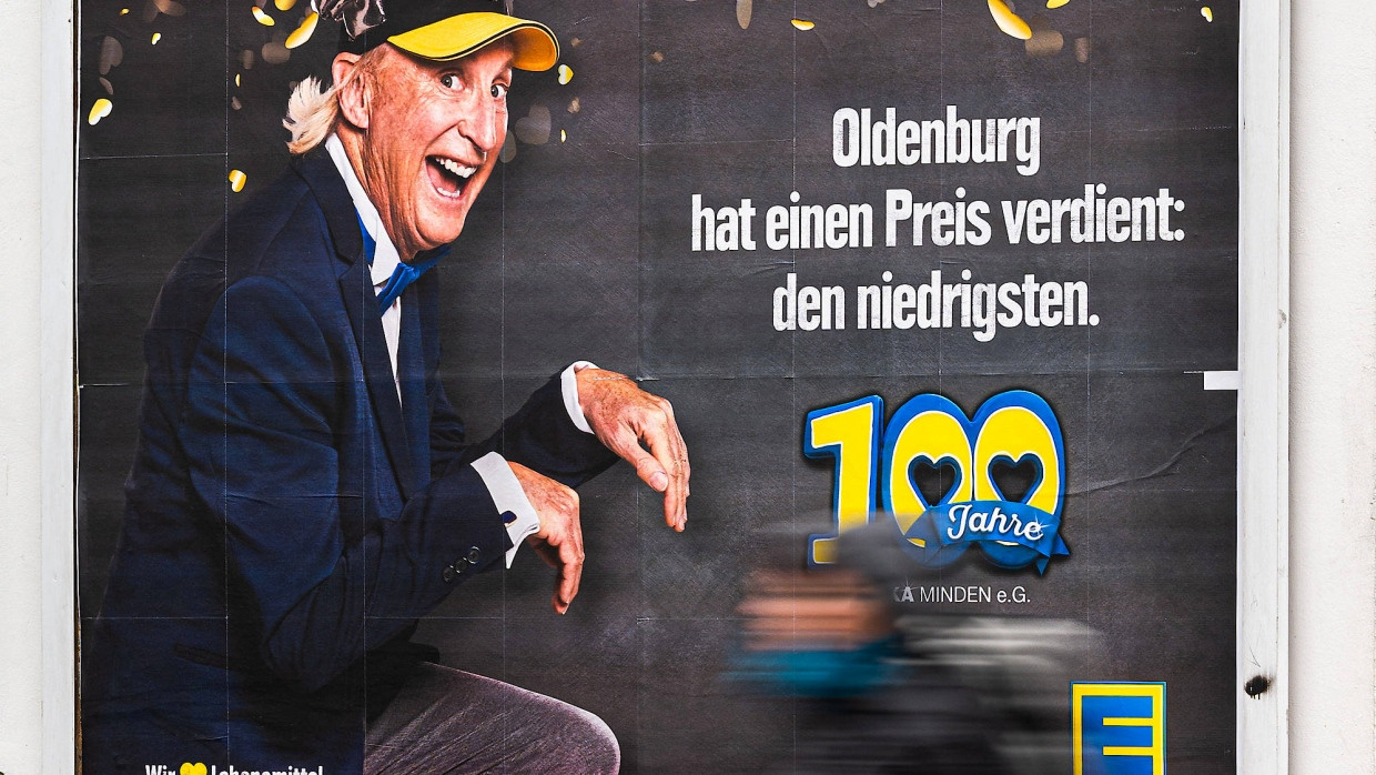 Ist der niedrigste Preis auch fair? Ein Werbeplakat von Edeka in Oldenburg