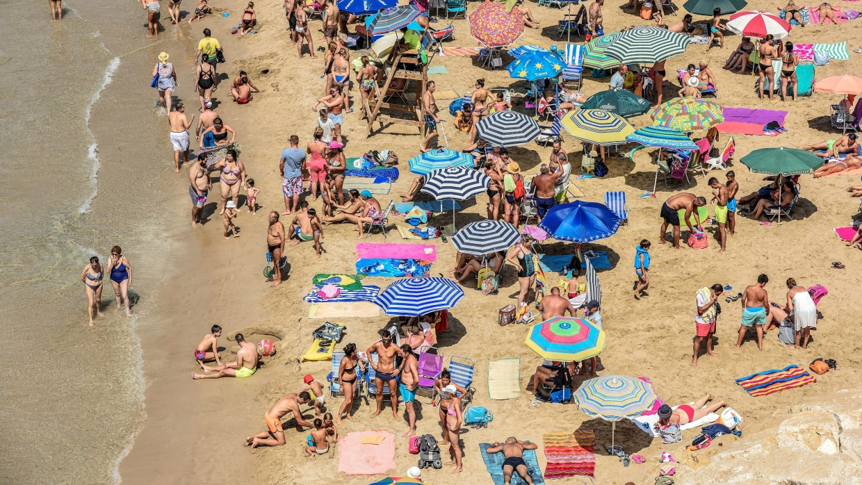 Strandurlaub statt Skiurlaub? Doch wer zu spät kommt, den bestraft der Nachbar mit der Sandschaufel.