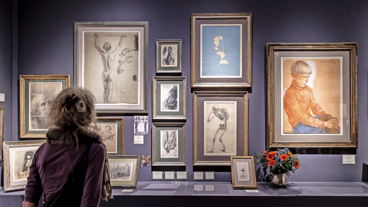 Im Salon du Dessin: Papierarbeiten am Stand von Martin Moeller & Cie, rechts ein Kinderporträt Lotte Lasersteins