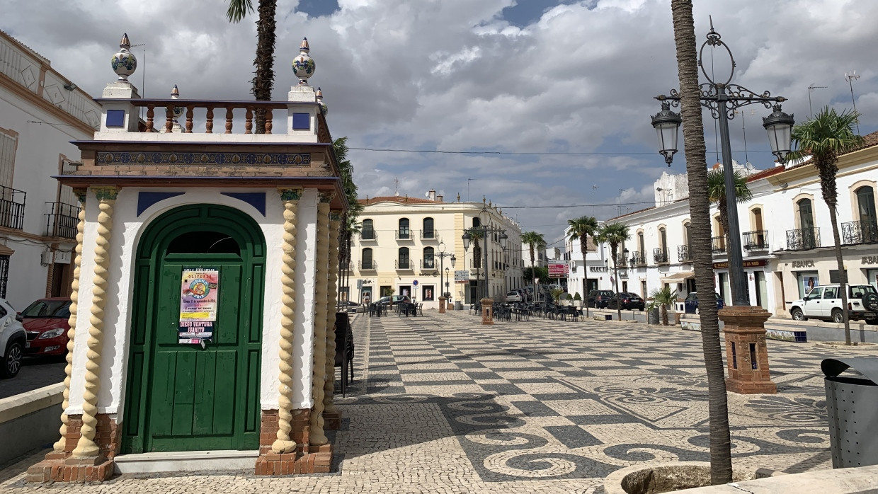 Portugiesisches Flair in Spanien: Mosaike wie in Lissabon zieren diesen Platz in Olivenza.