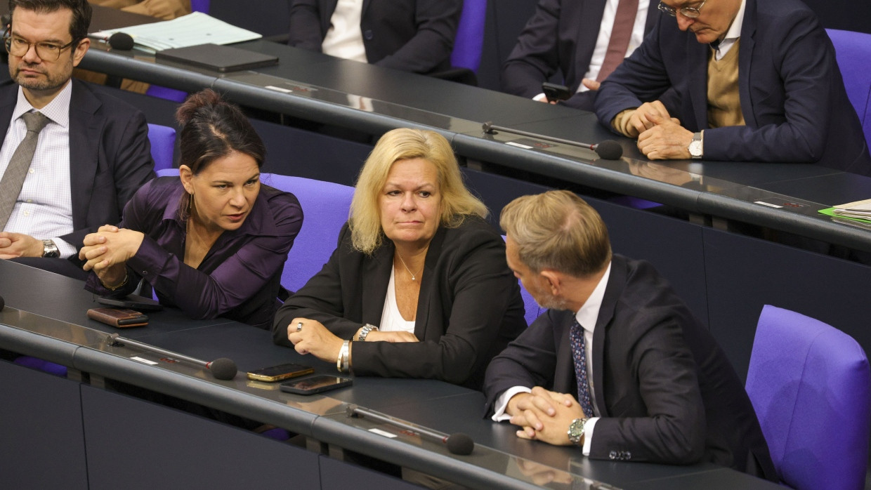 Nancy Faeser (SPD, Mitte) auf der Regierungsbank im Bundestag am 11. September