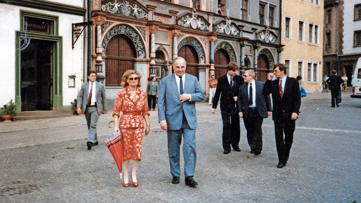 Helmut Kohl mit seiner Frau Hannelore 1988 in Weimar, hinter ihnen rechts Sohn Peter, Friedhelm Ost, Wolfgang Bergsdorf