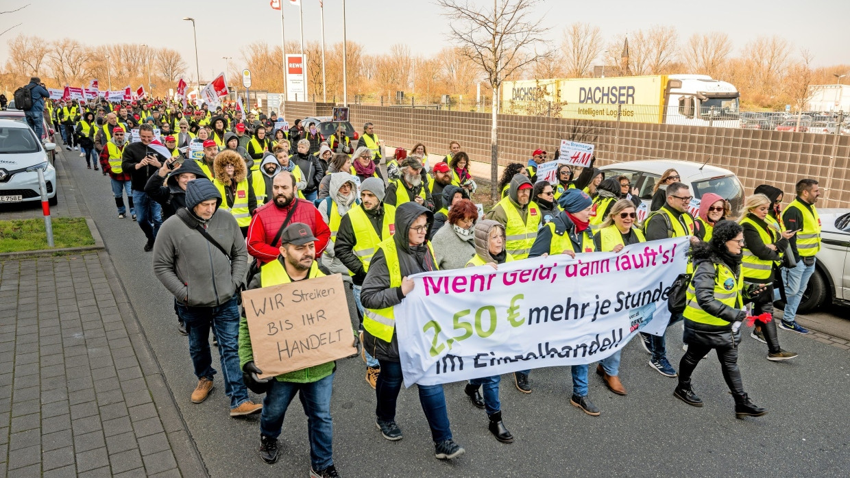 Wollen mehr Geld: Mitarbeiter von Rewe und anderen Handelsketten demonstrieren in Raunheim.