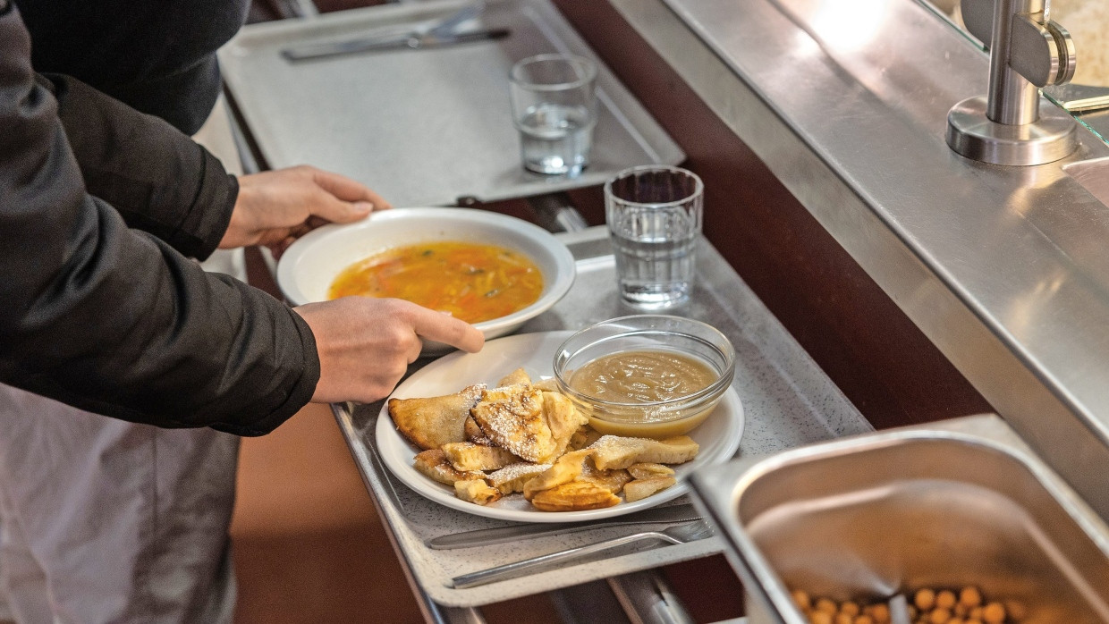 Soll regelmäßig überprüft werden: Mittagessen in einer Frankfurter Schulmensa