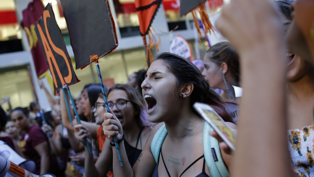 Brasilien, Rio De Janeiro: Frauen nehmen an einer Kundgebung zum Frauentag 2020 teil.