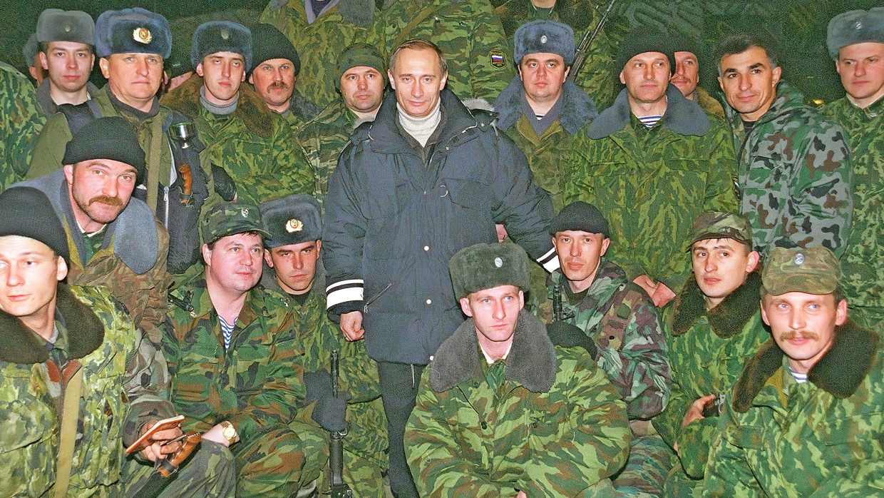 Truppenbesuch: Wladimir Putin in der Nähe von Grosnyj am 1. Januar 2000