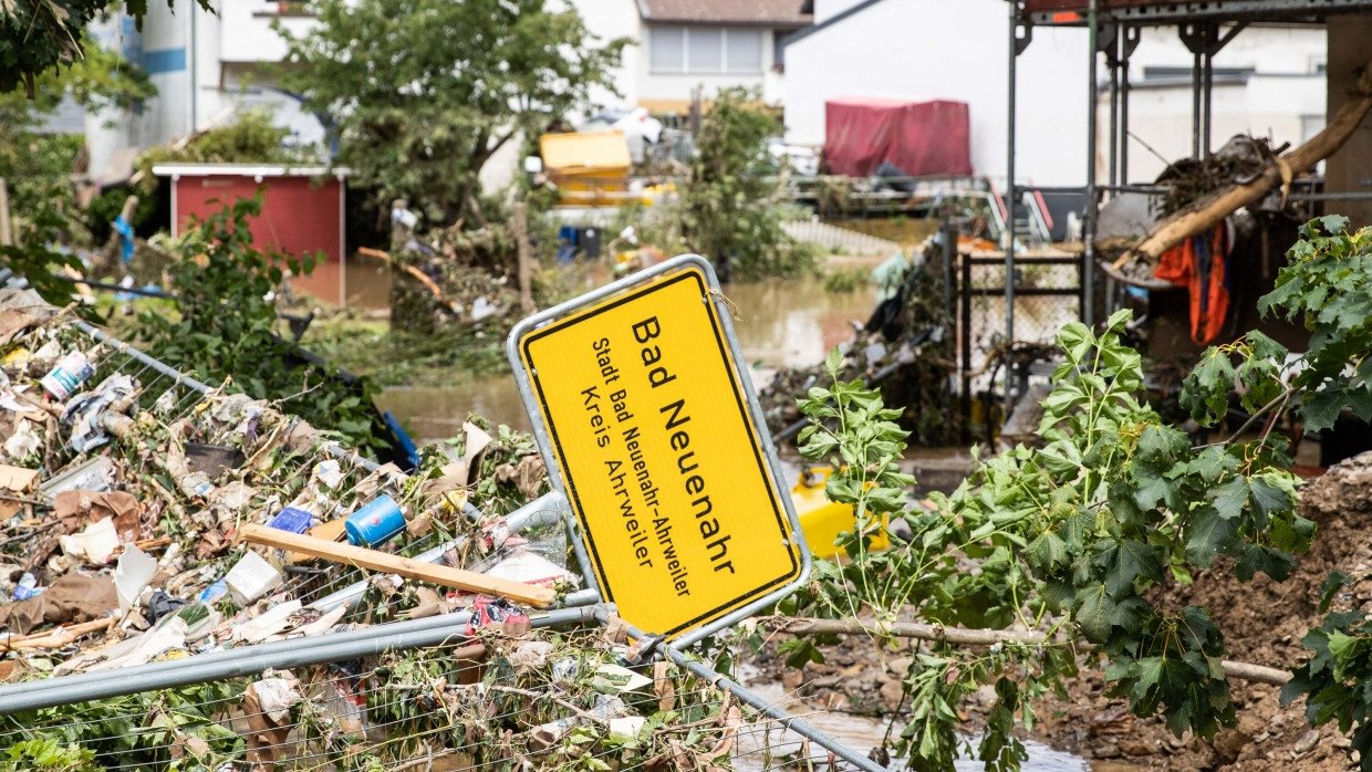 Blick auf das Ortsschild von Bad Neuenahr in Trümmern, am 15. Juli 2021, einen Tag nach der großen Flut.