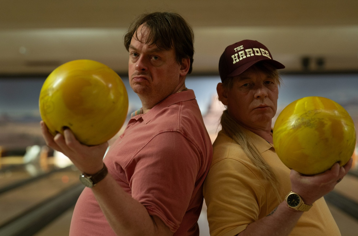 Showdown auf der Bowlingbahn: Sascha Nathan und Ben Becker lassen es rollen.