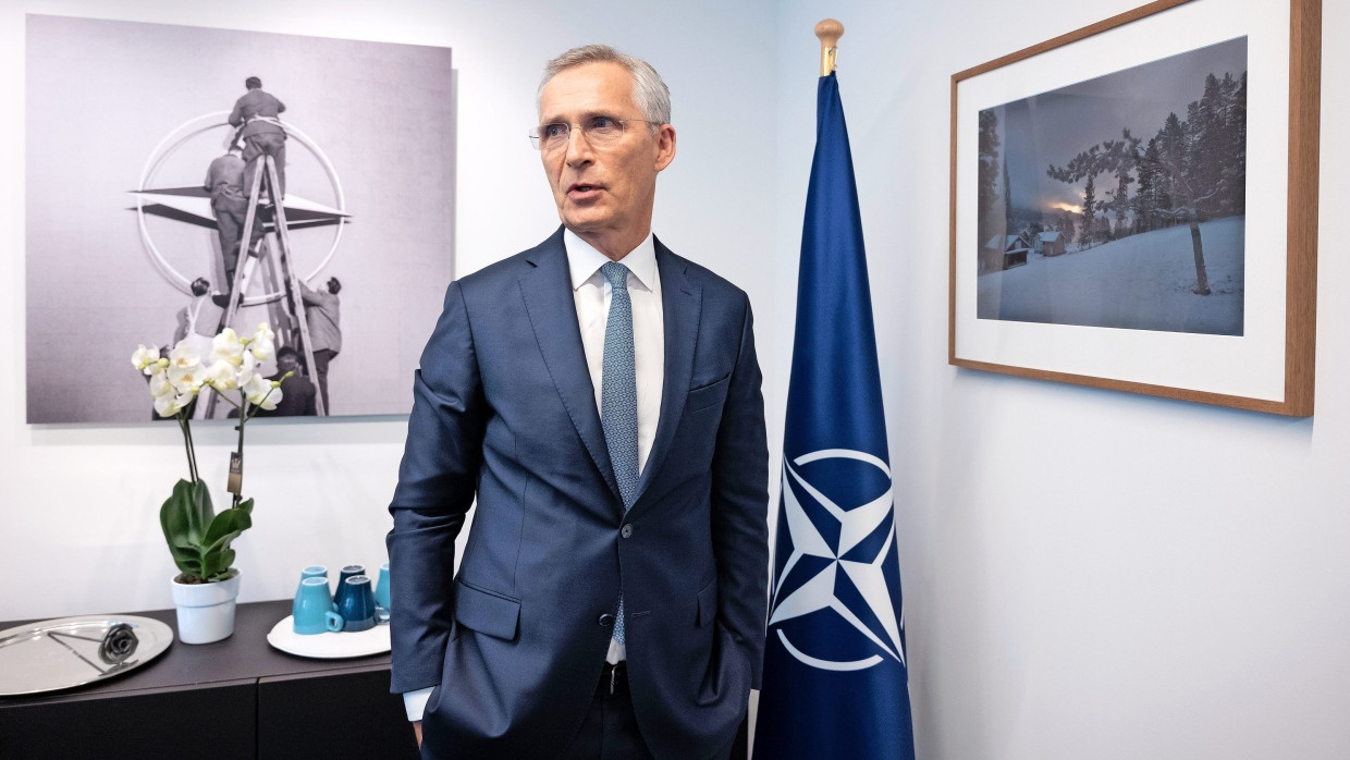 Stoltenberg in seinem Büro