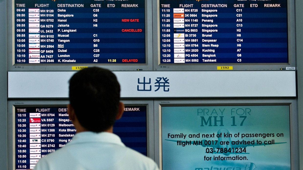 „Pray for MH17“, steht auf einer Anzeigetafel im Flughafen von Kuala Lumpur