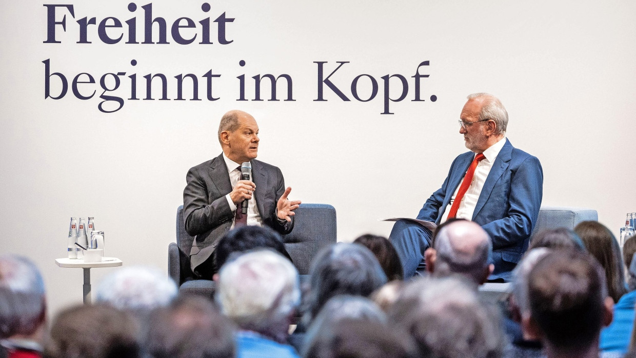 Bundeskanzler Olaf Scholz und F.A.Z.-Herausgeber Berthold Kohler am Montag in Frankfurt