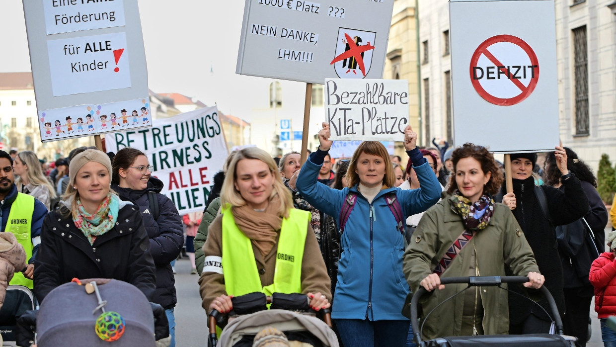 Unbezahlbar? Demonstrierende Mütter am 21. Februar 2024 auf dem Odeonsplatz in München. Sie befürchteten explodierende Kita-Kosten.