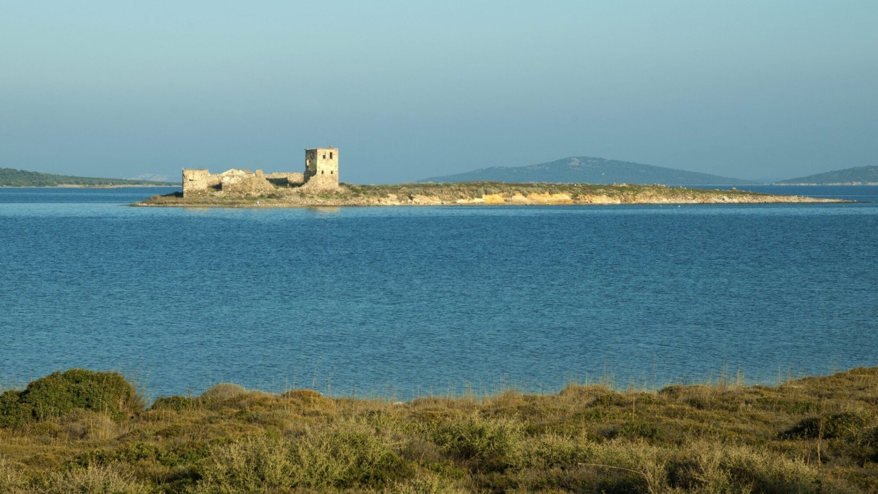 Von der Sonne durchflutete Ruinen: ehemaliges Kloster auf einer Insel vor Alibey Adasi gegenüber von Lesbos