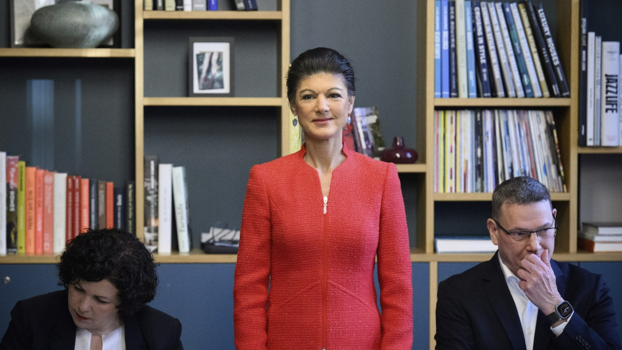 BSW-Vorsitzende Amira Mohamed Ali und Sahra Wagenknecht mit BSW-Bundesschatzmeister Ralph Suikat beim Gründungsakt der Partei in Berlin im Oktober 2023