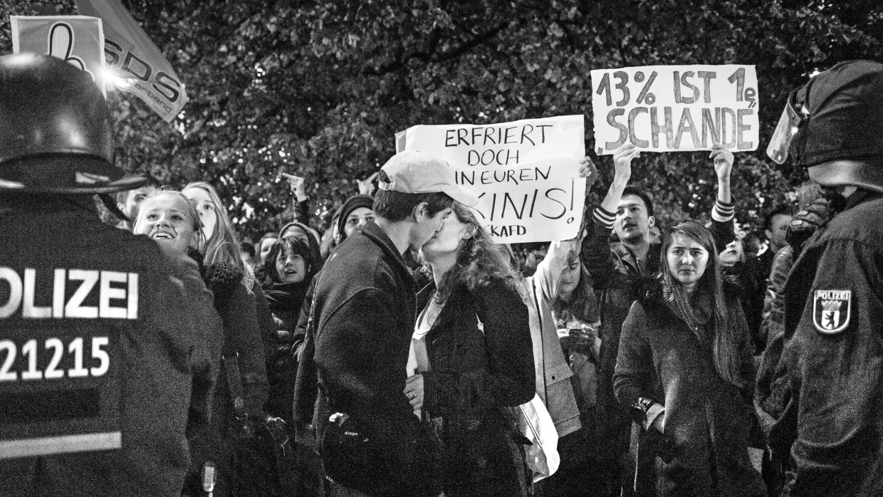 Kann es etwas Größeres geben, als gegen das gute Abschneiden der AfD bei den Bundestagswahlen zu protestieren? Diese beiden Demonstranten meinen offensichtlich, ja.