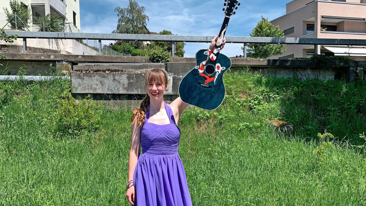 Wie Taylor Swift: Johanna Uhrmeister in einem lilafarbenen Kleid vor dem Konzert in Zürich. Auch die Sängerin trug schon so ein Modell.